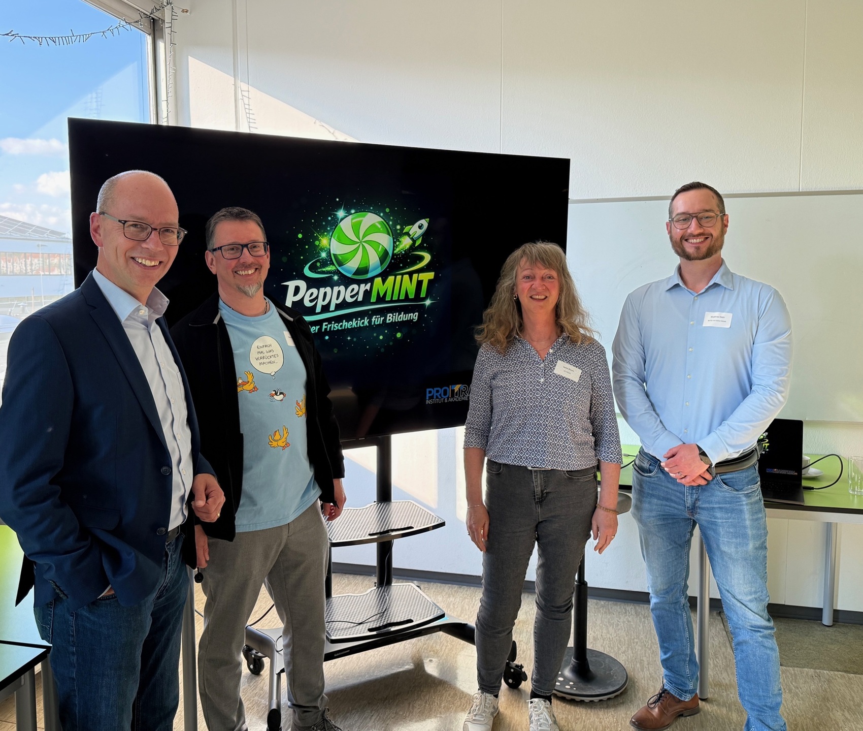 KI-Tools für den Unterricht nutzbar machen (von links): Dr. Karsten Rudolf, Provadis, KI-Experte Stephan Mallmann, Heike Blaum VCI Hessen und Matthias Stein, Leiter MINT-Zentrum Bertha-von-Suttner-Schule, sind die Initiatoren der KI-Fortbildungsreihe.