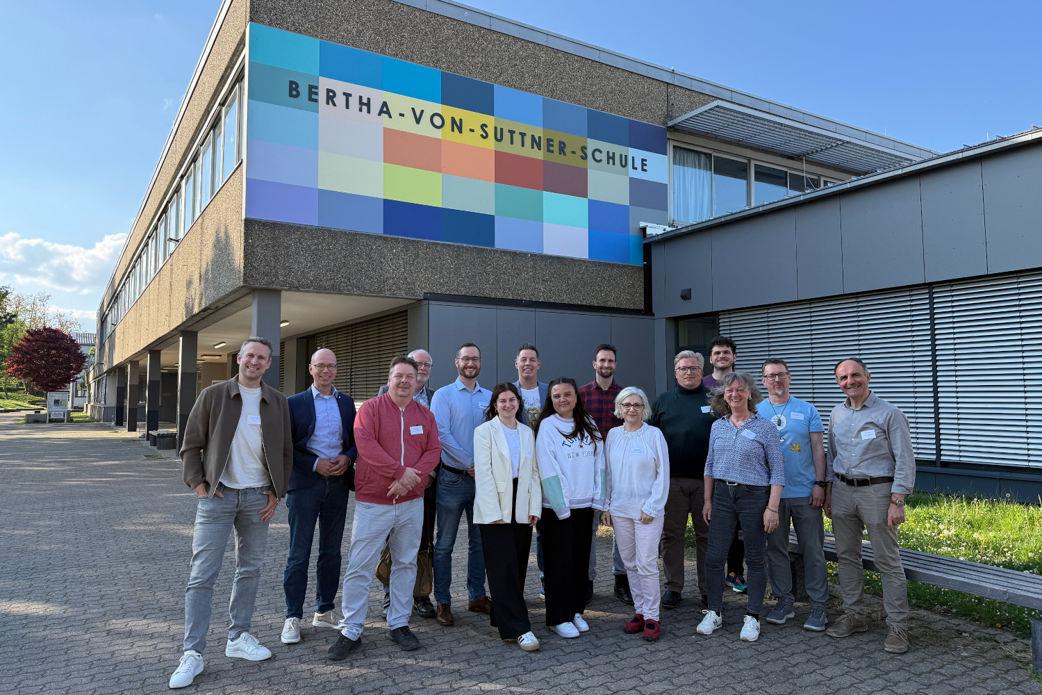 Erhielten intensive Einblicke in den Einsatz von KI als Sparringspartner: die Teilnehmenden der VCI-Lehrkräftefortbildung mit Matthias Stein (Fünfter von links), Leiter des MINT-Zentrums Nidderau, Heike Blaum (Dritte von rechts), VCI Hessen und Dr. Karsten Rudolf (Zweiter von links) von Provadis.