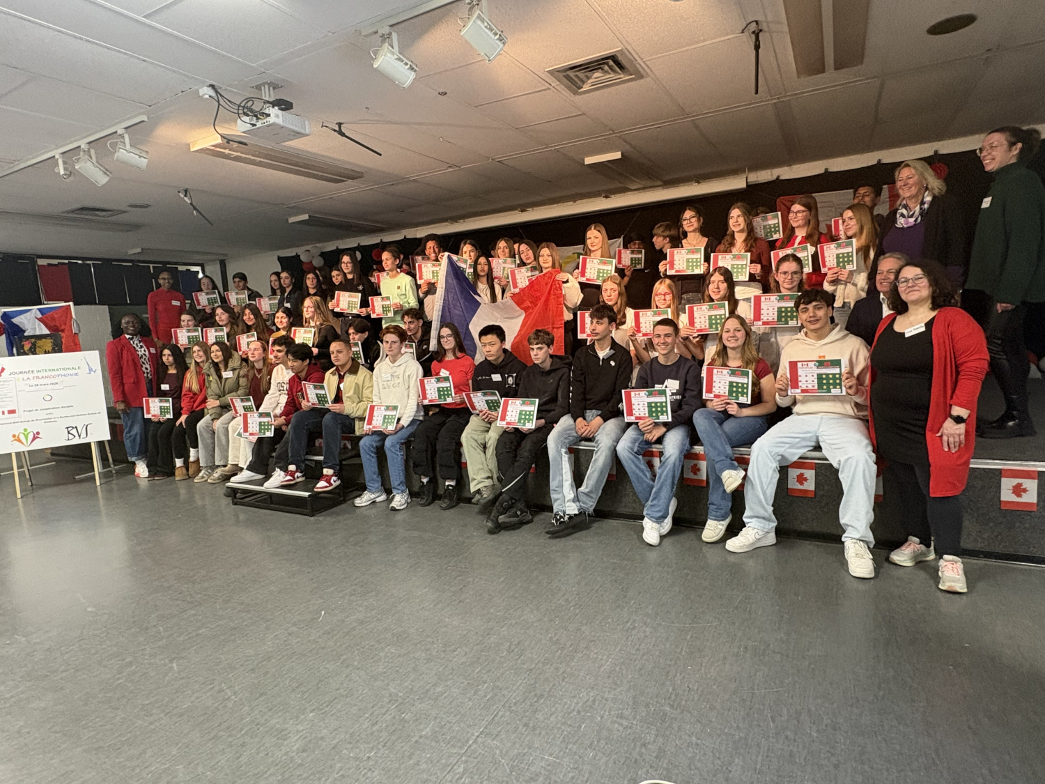 Gemeinsames Foto-Shooting mit Lehrkräften sowie der Schulleitung der Heinrich-Böll-Schule (Christine Georg) und der Bertha-von-Suttner-Schule (Harald Klose).