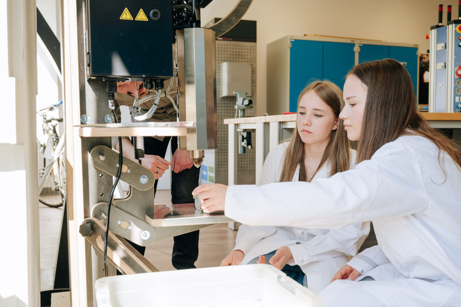 Das Bild zeigt zwei Schülerinnen beim Experimentieren.